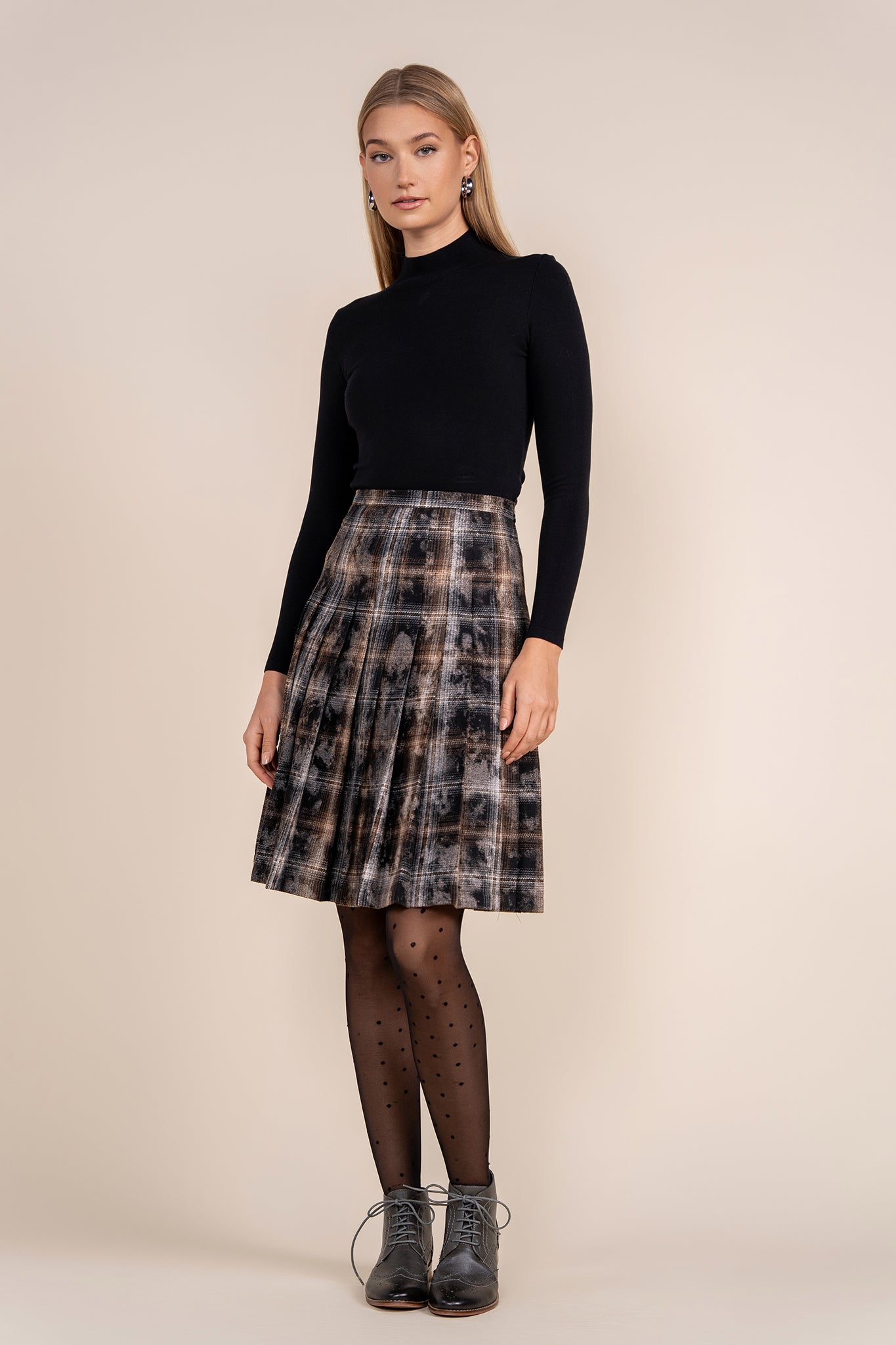 Praia Pleated Skirt in Black Plaid