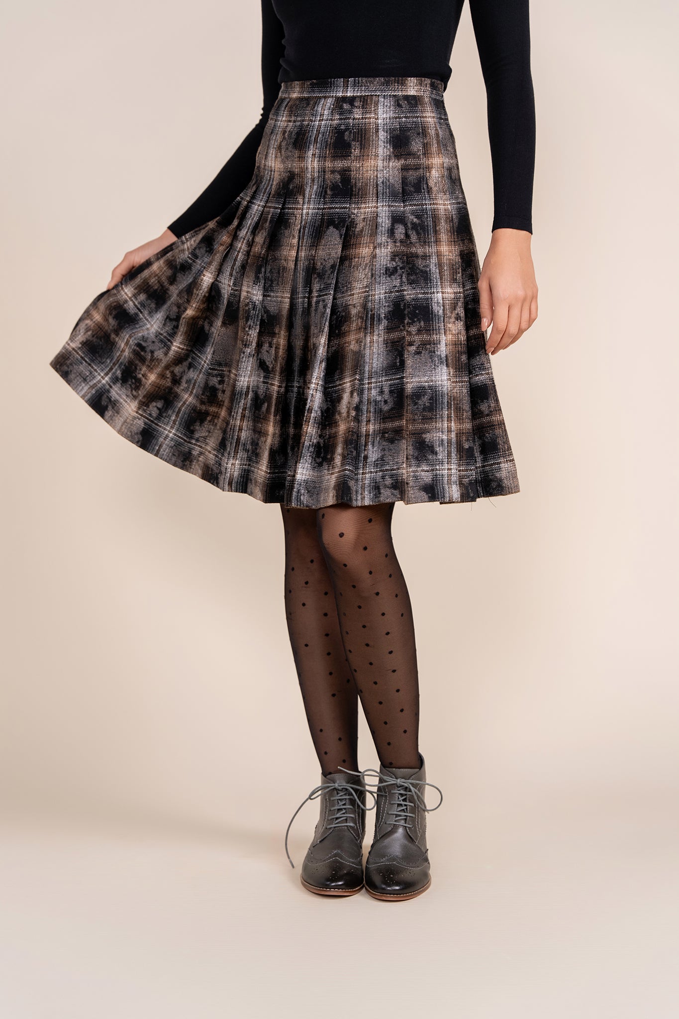 Praia Pleated Skirt in Black Plaid