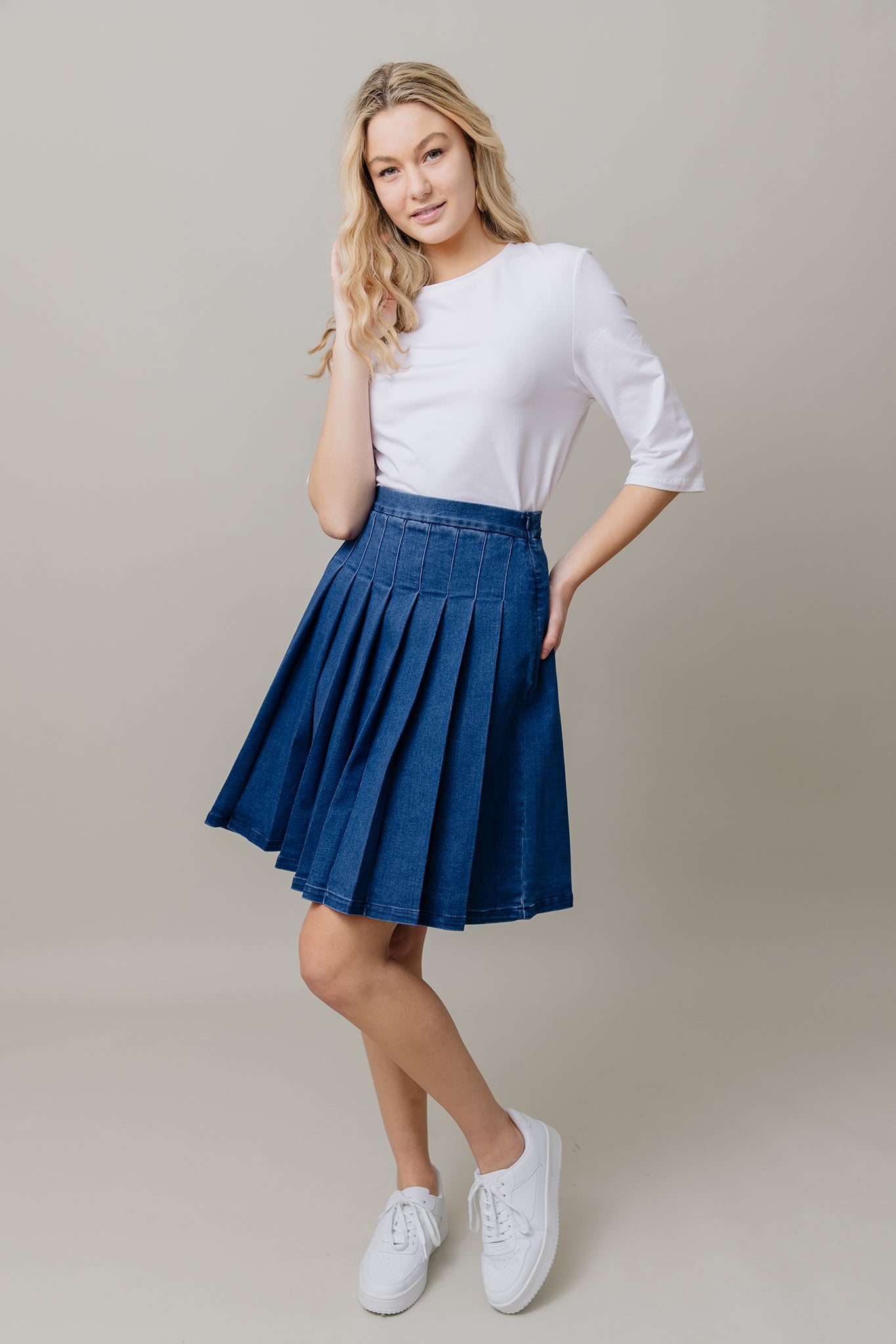 Stretch Denim Pleated Skirt in Dark Wash